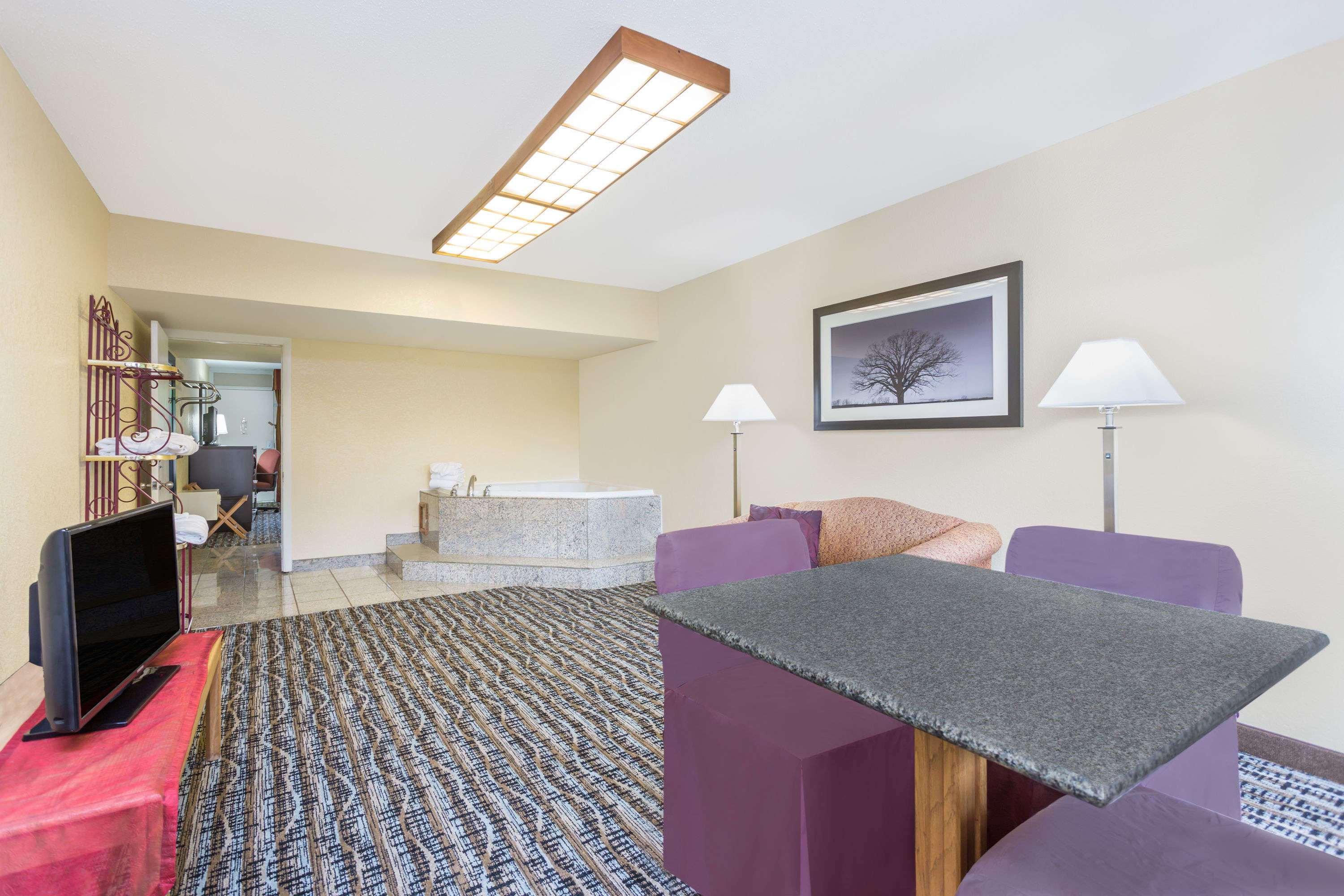 Days Inn By Wyndham Asheville/Mall Esterno foto